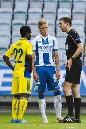 Fußball, EL Quali, IFK Göteborg - HJK Helsinki 160728 HJK Helsingfors Anthony Annan och IFK Göteborgs Sören Rieks diskuterar med domare Kevin Clancy under fotbollsmatchen i kvalet till Europa League mellan IFK Göteborg och HJK Helsingfors den 28 juli 2016 i Göteborg.  Copyright: MATHIASxBERGELD BB160728BB133