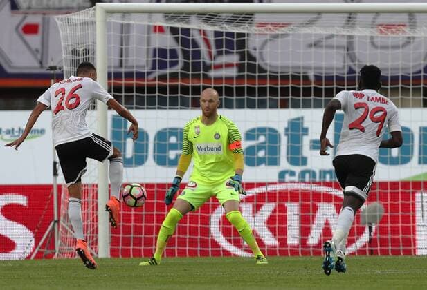 SOCCER - EL quali, A.Wien vs Trnava VIENNA,AUSTRIA,28.JUL.16 - SOCCER - UEFA Europa League, qualification, FK Austria Wien vs FC Spartak Trnava. Image shows Ivan Schranz (Spartak Trnava), Robert Almer (A.Wien) and Robert Tambe (Spartak Trnava). GEPAxpictures xChristianxOrt