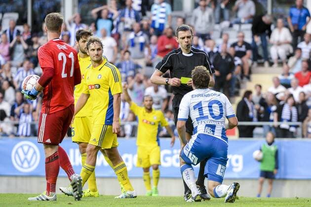 Fußball, EL Quali, IFK Göteborg - HJK Helsinki 160728 IFK Göteborgs Tobias Hysen far en varning för filmning under fotbollsmatchen i kvalet till Europa League mellan IFK Göteborg och HJK Helsingfors den 28 juli 2016 i Göteborg.  Copyright: MATHIASxBERGELD BB160728BB146