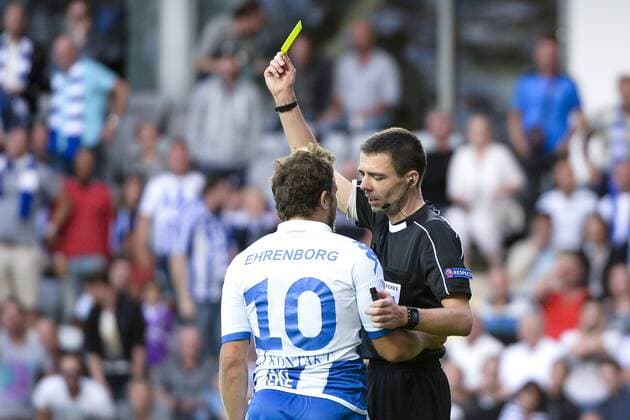 Fußball, EL Quali, IFK Göteborg - HJK Helsinki 160728 IFK Göteborgs Tobias Hysen far en varning för filmning under fotbollsmatchen i kvalet till Europa League mellan IFK Göteborg och HJK Helsingfors den 28 juli 2016 i Göteborg.  Copyright: MATHIASxBERGELD BB160728BB147