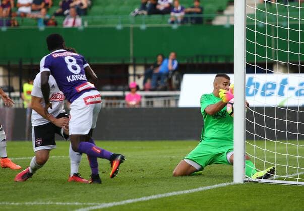 SOCCER - EL quali, A.Wien vs Trnava VIENNA,AUSTRIA,28.JUL.16 - SOCCER - UEFA Europa League, qualification, FK Austria Wien vs FC Spartak Trnava. Image shows Olarenwaju Kayode (A.Wien) and Adam Jakubech (Spartak Trnava). GEPAxpictures xChristianxOrt