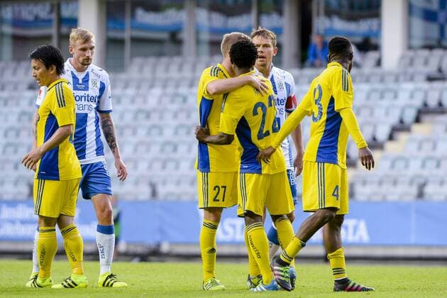 Fußball, EL Quali, IFK Göteborg - HJK Helsinki 160728 HJK Helsingfors Anthony Annan i samtal med IFK Göteborgs Mads Albeck under fotbollsmatchen i kvalet till Europa League mellan IFK Göteborg och HJK Helsingfors den 28 juli 2016 i Göteborg.  Copyright: MATHIASxBERGELD BB160728BB157