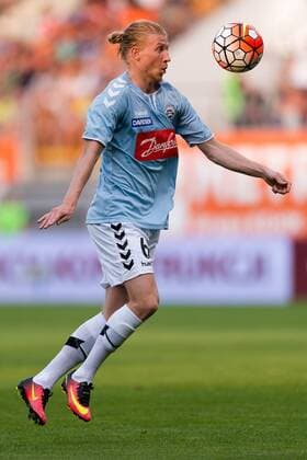 Fußball, EL Quali, Zaglebie Lubin - SönderjyskE Polska Lubin 28.07.2016 -- KGHM Zaglebie Lubin - Soenderjyske N z Simon Kroon soenderjyske 6 postac sylwetka form silhouette -- III round of the Europa League elimination KGHM Zaglebie Lubin - Soenderjyske ---  160728_1SB9029