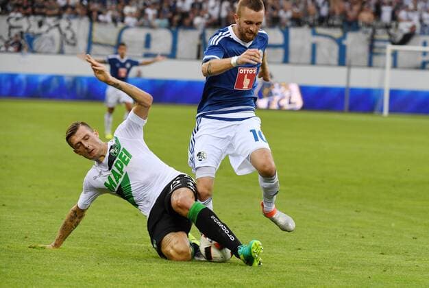 28.07.2016 Luzern,Schweiz Fussball Europa League Herren Saison 2016 2017 FC Luzern - US Sassuolo Bild zeigt Francesco Acerbi (Sassuolo) gegen Jakob Janker (FC Luzern) Aktion Zweikampf 
