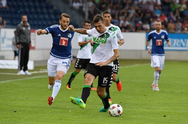 28.07.2016 Luzern,Schweiz Fussball Europa League Herren Saison 2016 2017 FC Luzern - US Sassuolo Bild zeigt Francesco Acerbi (Sassuolo) gegen hristian Schneuwly (FC Luzern) li.Aktion Zweikampf 