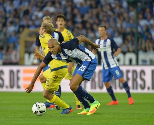 Fussball, Herren, Saison 2016 17, Europa League, 3. Qualifikationsrunde (Hinspiel), Hertha BSC - Bröndby IF Kopenhagen im Jahn-Sportpark, v. l. Teemu Pukki (Bröndby IF Kopenhagen), John Anthony Brooks (Hertha BSC), 28.07. 2016,