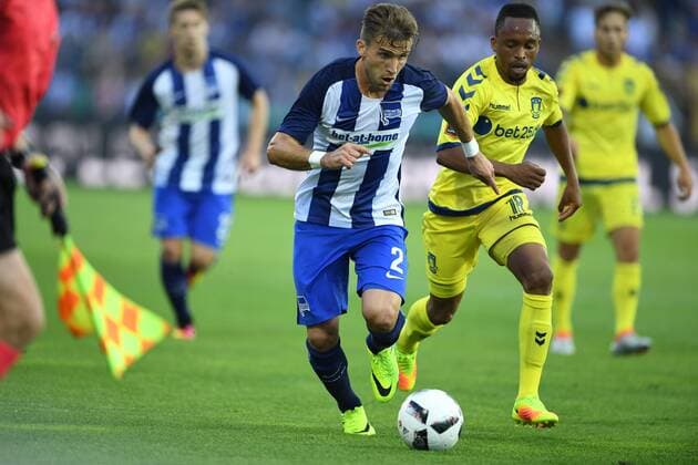 Peter Pekarik (Hertha BSC), und Lebogang Phiri (Bröndby), Hertha BSC Berlin - Bröndby IF Europa League, Qualifikation, 3. Runde, Fußball, Fussball, soccer, Herren, Männer, Maenner, Deutschland, Germany, Ergebnis Berlin, 28.7.2016, Friedrich-Ludwig-Jahn-Stadion