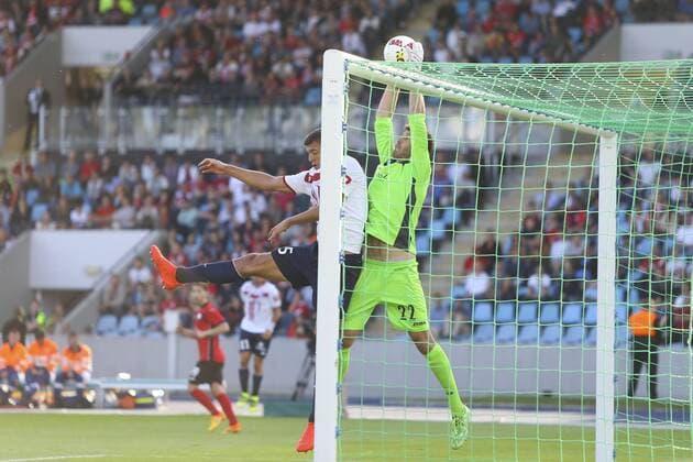 Fußball, EL Quali, OSC Lille - FK Qäbälä Renato Civelli (Lille) vs Dmytro Bezotosniy (Qabala FK) Fussball Europa League Quali : OSC Lille vs FC Qabala - - 28 07 2016 GwendolineLeGoff Panoramic 