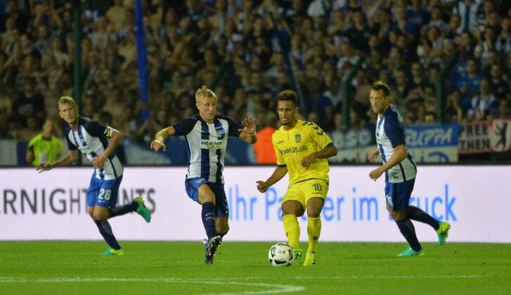 Fussball, Herren, Saison 2016 17, Europa League, 3. Qualifikationsrunde (Hinspiel), Hertha BSC - Bröndby IF Kopenhagen im Jahn-Sportpark, v. l. Fabian Lustenberger (Hertha BSC), Per Ciljan Skjelbred (Hertha BSC), Hany Mukhtar (Bröndby IF Kopenhagen), Julian Schieber (Hertha BSC), 28.07. 2016,