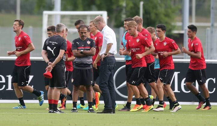 VfB Stuttgart Training Deutschland, Stuttgart, 28.07.2016, Fussball, 2. Bundesliga, Saison 2016 2017, VfB Stuttgart Training: v.l. Olaf Janßen (Co-Trainer), Jos Luhukay (Trainer), Jan Schindelmeiser (Vorstand .