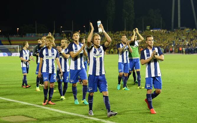 Bilder des Tages - Sport Fussball, Herren, Saison 2016 17, Europa League, 3. Qualifikationsrunde (Hinspiel), Hertha BSC - Bröndby IF Kopenhagen im Jahn-Sportpark, v. l. Genki Haraguchi (Hertha BSC), Niklas Stark (Hertha BSC), Per Ciljan Skjelbred (Hertha BSC), Peter Pekarik (Hertha BSC), Jubel nach dem Abpfiff, 28.07. 2016,