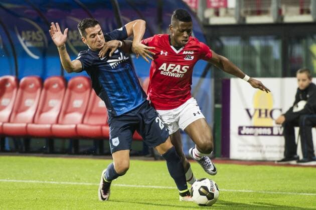 (L-R) Nikos Karanikas of PAS Giannina, Fred Friday of AZ Alkmaar during the UEFA Europa League third round first leg qualifying match between AZ Alkmaar and Giannina on July 28, 2016 at the AFAS stadium in Alkmaar, The Netherlands. AZ Alkmaar v Giannina UEFA Europa League third round 2016 2017 xVIxGerritxvanxKeulenxIVx 5906594