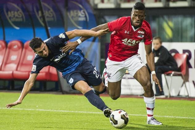 (L-R) Nikos Karanikas of PAS Giannina, Fred Friday of AZ Alkmaar during the UEFA Europa League third round first leg qualifying match between AZ Alkmaar and Giannina on July 28, 2016 at the AFAS stadium in Alkmaar, The Netherlands. AZ Alkmaar v Giannina UEFA Europa League third round 2016 2017 xVIxGerritxvanxKeulenxIVx 5906595