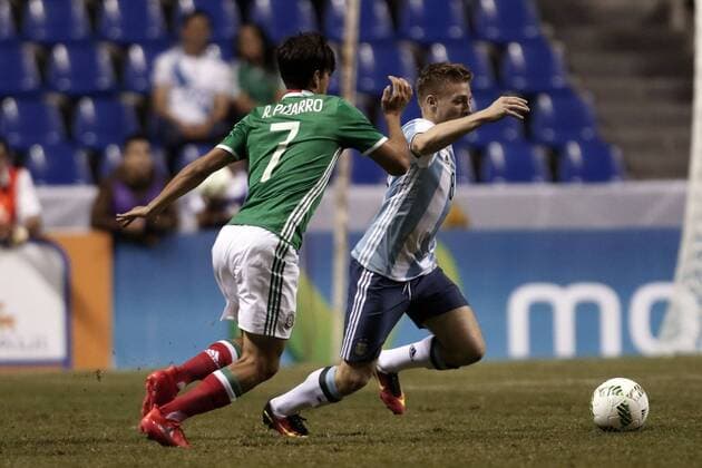 Rio 2016, Fußball, Testspiel, Mexiko - Argentinien Player Rodolfo Gilbert Pizarro (L) of the Mexican national team Nationalteam Sub23 in action against Santiago Ascacibar (R) of Argentina during a friendly soccer match before their participation in the Olympic Games Olympische Spiele Olympia OS Rio 2016, at the Cuauhtemoc stadium in Puebla, Mexico, on 28 July 2016. EFE Hugo Ortuno ARGENTINA VS MÉXICO !ACHTUNG: NUR REDAKTIONELLE NUTZUNG!  MEX01 20160729-636053700277673657