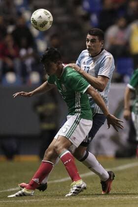 Rio 2016, Fußball, Testspiel, Mexiko - Argentinien Player Erick Gutiérrez (L) of the Mexican national team Nationalteam Sub23 in action against Mauricio Martínez (R) of Argentina during a friendly soccer match before their participation in the Olympic Games Olympische Spiele Olympia OS Rio 2016, at the Cuauhtemoc stadium in Puebla, Mexico, on 28 July 2016. EFE Hugo Ortuno ARGENTINA VS MÉXICO !ACHTUNG: NUR REDAKTIONELLE NUTZUNG!  MEX01 20160729-636053700934277657