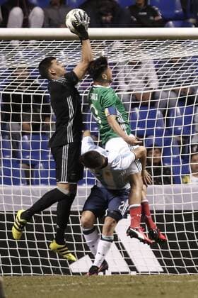 Rio 2016, Fußball, Testspiel, Mexiko - Argentinien Player Oribe Peralta (R) of the Mexican national team Nationalteam Sub23 in action against Gerónimo Rulli (L) of Argentina during a friendly soccer match before their participation in the Olympic Games Olympische Spiele Olympia OS Rio 2016, at the Cuauhtemoc stadium in Puebla, Mexico, on 28 July 2016. EFE Hugo Ortuno ARGENTINA VS MÉXICO !ACHTUNG: NUR REDAKTIONELLE NUTZUNG!  MEX01 20160729-636053701580585657
