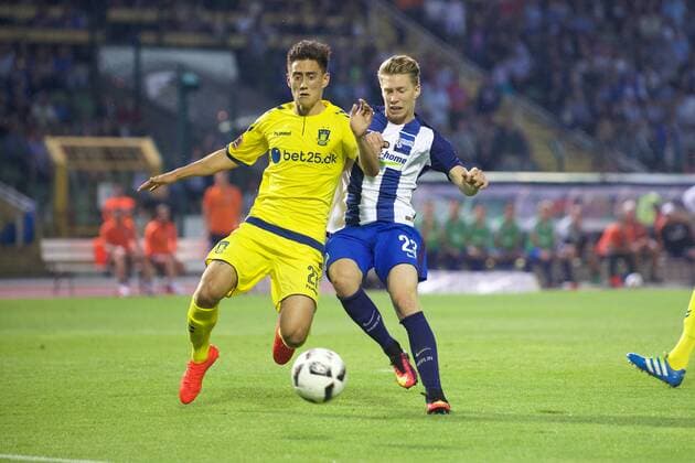 Fussball Berlin 28.07.2016 Europaleague Qualifikation Hertha BSC Berlin - Bröndby Kopenhagen Svenn Crone (Bröndby, No.27) Mitchell Weiser (Hertha BSC, No.23)