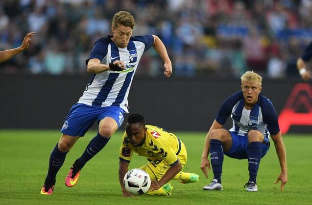 Mitchell Weiser (Hertha BSC), am Ball, hinten Lebogang Phiri (Bröndby) Hertha BSC Berlin - Bröndby IF Europa League, Qualifikation, 3. Runde, Fußball, Fussball, soccer, Herren, Männer, Maenner, Deutschland, Germany, Ergebnis Berlin, 28.7.2016, Friedrich-Ludwig-Jahn-Stadion