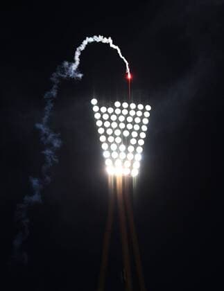 Die Bröndby-Fans zünden Pyrotechnik, eine Feuerwerksrakete steigt in den Abendhimmel Hertha BSC Berlin - Bröndby IF Europa League, Qualifikation, 3. Runde, Fußball, Fussball, soccer, Herren, Männer, Maenner, Deutschland, Germany, Ergebnis Berlin, 28.7.2016, Friedrich-Ludwig-Jahn-Stadion