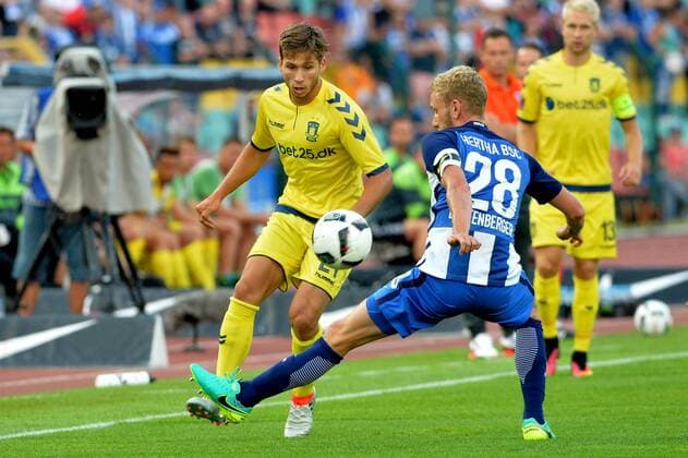 Fussball, Herren, Saison 2016 17, Europa League Qualifikation, 3. Runde (Hinspiel), Hertha BSC - Bröndby IF, Andrew Hjulsager (Nr. 21, Bröndby IF), Fabian Lustenberger (Nr. 28, Hertha BSC), 28.07.16,