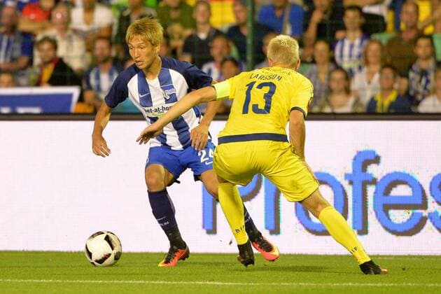Fussball, Herren, Saison 2016 17, Europa League Qualifikation, 3. Runde (Hinspiel), Hertha BSC - Bröndby IF, Genki Haraguchi (Nr. 24, Hertha BSC), Johan Larsson (Nr. 13, Bröndby IF), 28.07.16,