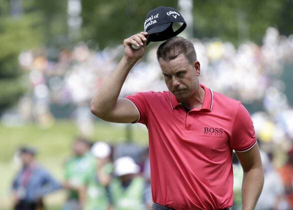 Henrik Stenson takes off his hat after making a putt for par on the 9th hole and finishing his second round at the PGA Golf Herren Championship at Baltusrol Golf Club in Springfield, New Jersey on July 29, 2016.  PGA20160729101 JOHNxANGELILLO