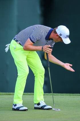 Bilder des Tages - SPORT 29 JUL 2016: Justin Thomas upset the ball did not go in the hole on the 18th green during the second round of the 98th PGA Golf Herren Championship played at Baltusrol Golf Club in Springfield,NJ.(Photo by Rich Graessle Icon Sportswire) GOLF: JUL 29 PGA - PGA Championship - Second Round Icon07291620062016 EDITORIAL USE ONLY