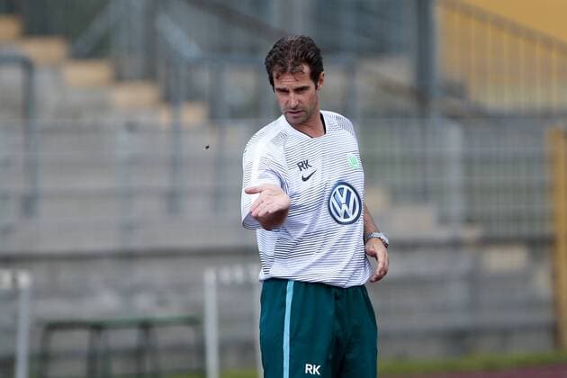 Fußball, Frauen, VfL Wolfsburg - SK Slavia Prag; Cheftrainer Ralf Kellermann (Wolfsburg) Porträt, Portrait, Einzelbild gibt Anweisungen, gestikuliert, mit den Armen gestikulieren, gives instructions, gesticulate. xtgx