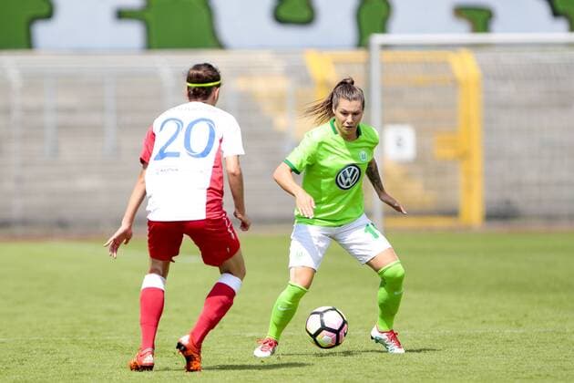 Fußball, Frauen, VfL Wolfsburg - SK Slavia Prag; Ramona Bachmann (Wolfsburg, 19) am Ball. xtgx