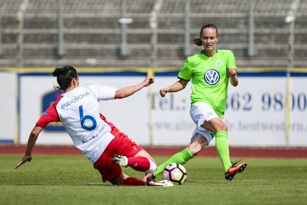 Fußball, Frauen, VfL Wolfsburg - SK Slavia Prag; vl Andrea Budosova gegen Caroline Graham Hansen (Wolfsburg, 26) Zweikampf, Duell, duell, tackle, Tackling, Aktion, action. xtgx