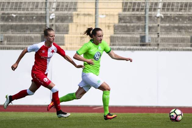 Fußball, Frauen, VfL Wolfsburg - SK Slavia Prag; vl Andrea Budosova gegen Caroline Graham Hansen (Wolfsburg, 26). xtgx