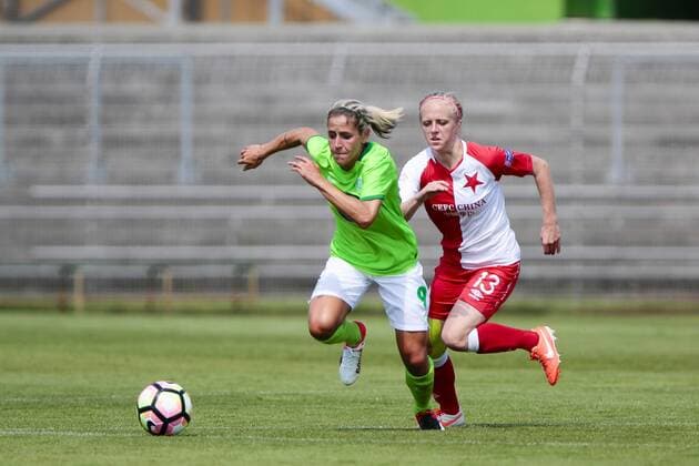 Fußball, Frauen, VfL Wolfsburg - SK Slavia Prag; vl Anna Blässe (Wolfsburg, 9) setzt sich gegen Jitka Chlastakova durch. xtgx