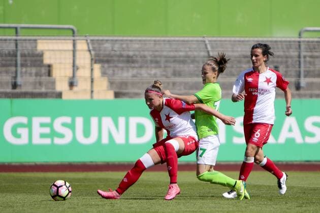 Fußball, Frauen, VfL Wolfsburg - SK Slavia Prag; vl Sara Jurackova gegen Ewa Pajor (Wolfsburg, 17) Zweikampf, Duell, duell, tackle, Tackling, Aktion, action. xtgx