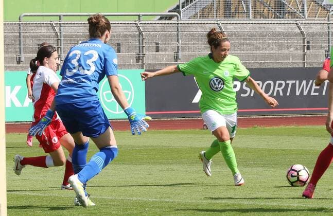 VfL-Frauen vs Prag Fußball, Frauen, Freundschaftsspiel, VfL Wolfsburg vs SK Slavia Prag, Stadion am Elsterweg, Bild zeigt: Vanessa Bernauer (VfL, 18) erzielt in dieser Szene das Tor zum 2:2 Wolfsburg