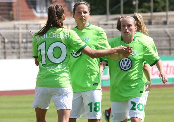 VfL-Frauen vs Prag Fußball, Frauen, Freundschaftsspiel, VfL Wolfsburg vs SK Slavia Prag, Stadion am Elsterweg, Bild zeigt: Jubel nach dem Tor zum 2:2 durch Vanessa Bernauer (VfL, 18) Wolfsburg