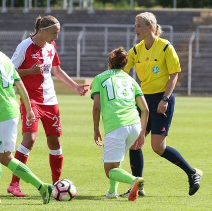 VfL-Frauen vs Prag Fußball, Frauen, Freundschaftsspiel, VfL Wolfsburg vs SK Slavia Prag, Stadion am Elsterweg, Bild zeigt: Schiedsrichterin Bibiana Steinhaus Wolfsburg
