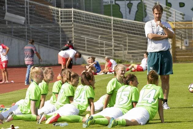 Aus Freundschaftsspiel VfL Wolfsburg Damen gegen Slavia Prag 2:2 am 30.07.2016. Im Foto: VFL WOB Frauen Trainer Ralf Kellermann mit Spielerinnen nach Schlußpfif