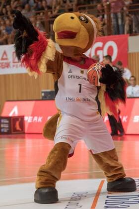 30.07.2016, xomx, Basketball Testspiel, Deutschland - Ukraine emspor, v.l. Maskottchen Siggi Wuerzburg
