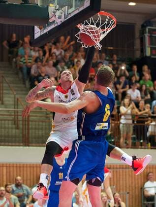 Basketball WÂ¸rzburg 30.07.2016 Länderspiel Testspiel Herren Männer Deutschland (GER) - Ukraine (UKR) Daniel Theis (Deutschland, No.10) Artem Pustovyi (Ukraine, No.06)
