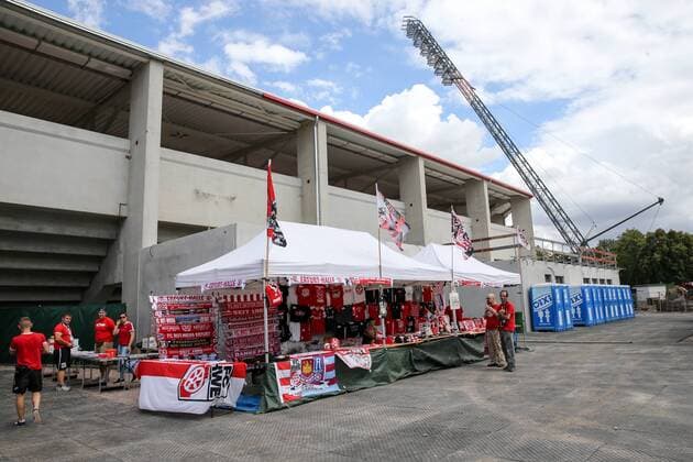 Erfurt, 300716 , 2. Spieltag der Regionalliga , der FC Rot Weiß Erfurt Spielt gegen den Hallescher FC im Bild: provisorischer Zugang zum Stadion , Wege , Provisorium , Fanshop