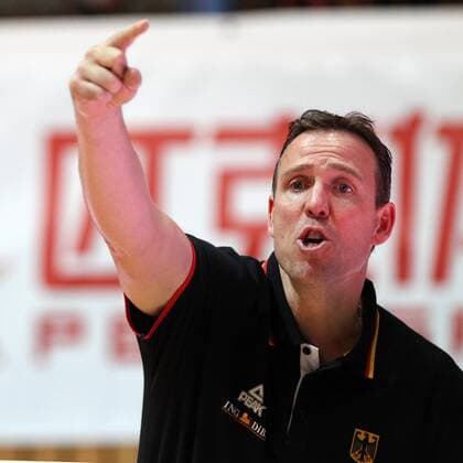 v.li: Head Coach Chris Fleming (Deutschland) gibt Anweisungen, gestikuliert, mit den Armen gestikulieren, gives instructions, gesticulate, Basketball, Länderspiel, Freundschaftsspiel, Deutschland - Ukraine, xfsx
