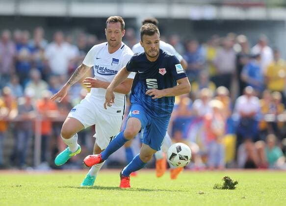 Orhan Ademi (Eintracht Braunschweig) am Ball, dahinter 16 Julian Schieber (Hertha BSC Berlin)