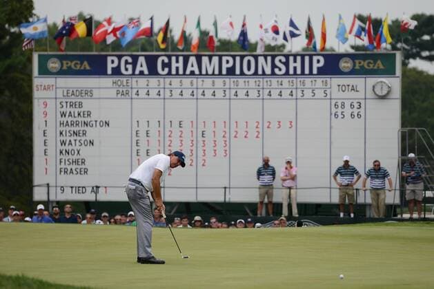 Bilder des Tages - SPORT July 30, 2016 - Springfield Township, NJ, USA - Phil Mickelson putts on the 18th greenduring the third round at the PGA Golf Herren Championship at Baltusrol Golf Club in Springfield Township, N.J., on Saturday, July 30, 2016. PGA Championship, Round 3 - ZUMAm67_