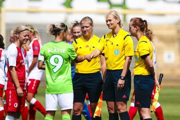 Fußball, Frauen, VfL Wolfsburg - SK Slavia Prag; Anna Blässe (Wolfsburg, 9) mit Schiedrichterin, Unparteiische, Schiri, referee Bibiana Steinhaus. xtgx
