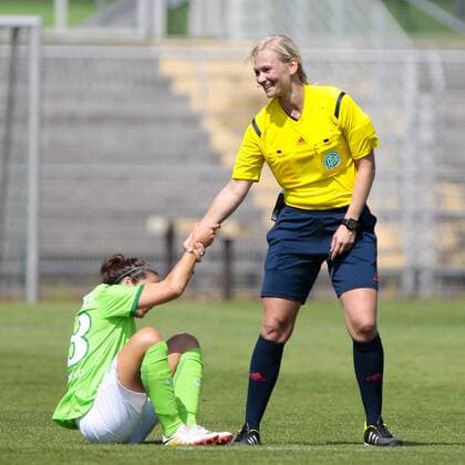 Fußball, Frauen, VfL Wolfsburg - SK Slavia Prag; Schiedrichterin, Unparteiische, Schiri, referee Bibiana Steinhaus hilft Vanessa Bernauer (Wolfsburg, 18) auf. xtgx