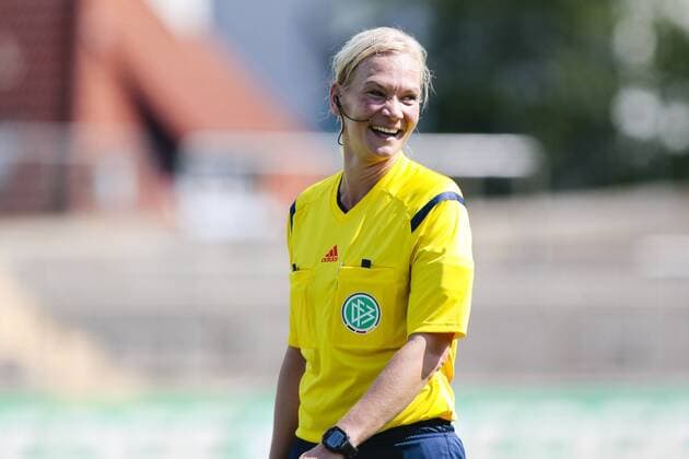 Fußball, Frauen, VfL Wolfsburg - SK Slavia Prag; Schiedrichterin, Unparteiische, Schiri, referee Bibiana Steinhaus Porträt, Portrait, Einzelbild lacht. xtgx