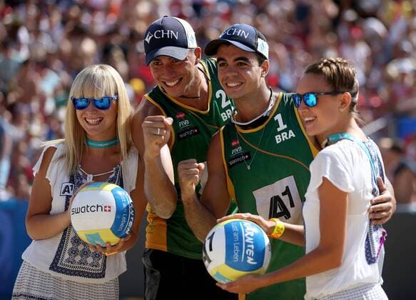 BEACHVOLLEYBALL - A1 Major Klagenfurt 2016 KLAGENFURT,AUSTRIA,31.JUL.16 - Beach volleyball Beachvolleyball - FIVB World Tour 2016, A1 Major Klagenfurt, men. Image shows the rejoicing of Gustavo Carvalhaes and Saymon Barbosa Santos (BRA) and girls. GEPAxpictures xDanielxGoetzhaber
