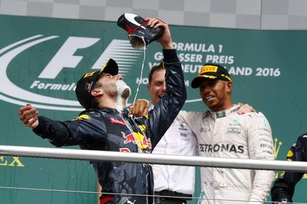 Themen der Woche SPORT Bilder des Tages - Sport Motorsports: FIA Formula One World Championship WM Weltmeisterschaft 2016, Grand Prix of Germany, 3 Daniel Ricciardo (AUS, Red Bull Racing), Matthew Deane (Mercedes AMG Petronas Formula One Team), 44 Lewis Hamilton (GBR, Mercedes AMG Petronas Formula One Team), xHOCHxZWEIx