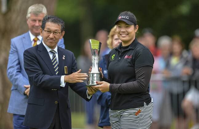31.07.2016. Woburn Golf Course, Milton Keynes, England. Ricoh Womens Open Golf, final round. Arita Jutanugarn (Thailand) is awarded the 2016 British Womens Open Championship trophy. xAndrewxThompsonx  ActionPlus11767250