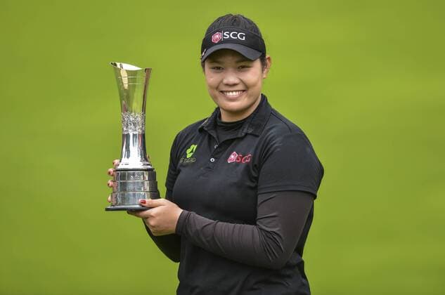 31.07.2016. Woburn Golf Course, Milton Keynes, England. Ricoh Womens Open Golf, final round. Arita Jutanugarn (Thailand) poses with the 2016 British Womens Open Championship trophy. xAndrewxThompsonx  ActionPlus11767258